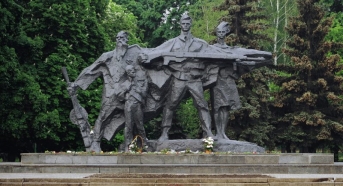 Памятник погибшим землякам.